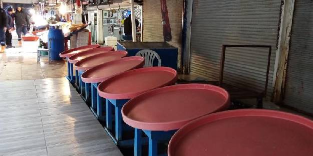 Fırtına balık tezgahlarını süpürdü