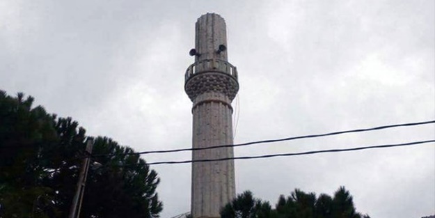 Fırtına cami minaresini yıktı