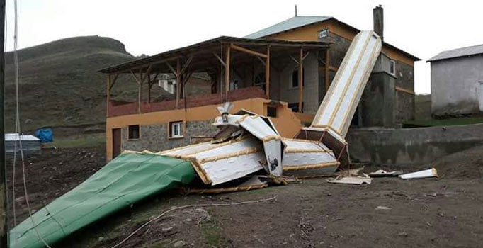 Fırtına cami minaresini yıktı