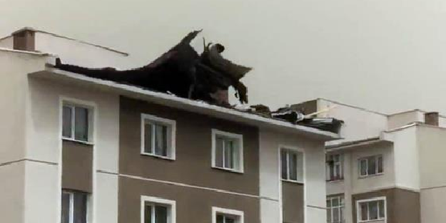 Fırtına çatıları uçurdu!
