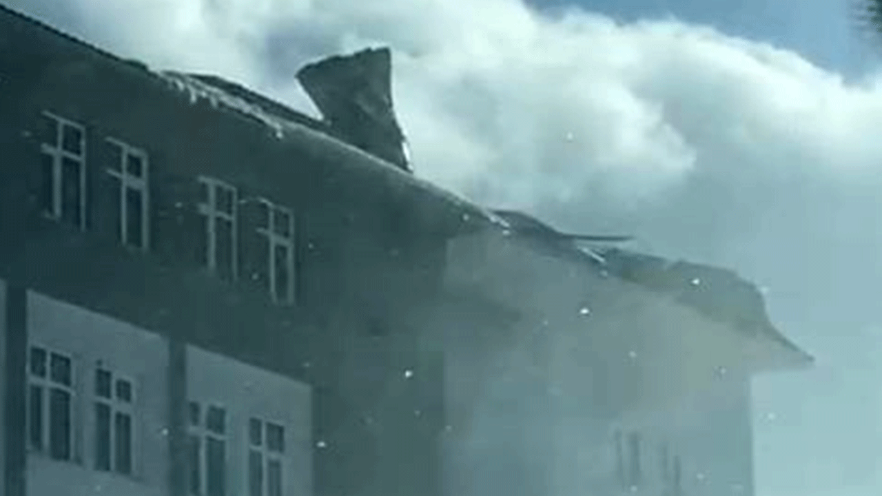 Fırtına çatıyı böyle uçurdu