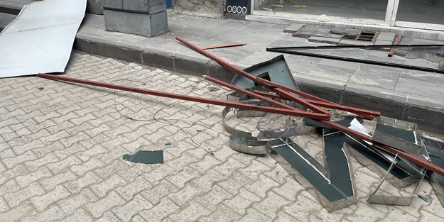 Fırtına çıktı! Tabelalar çevreye savruldu