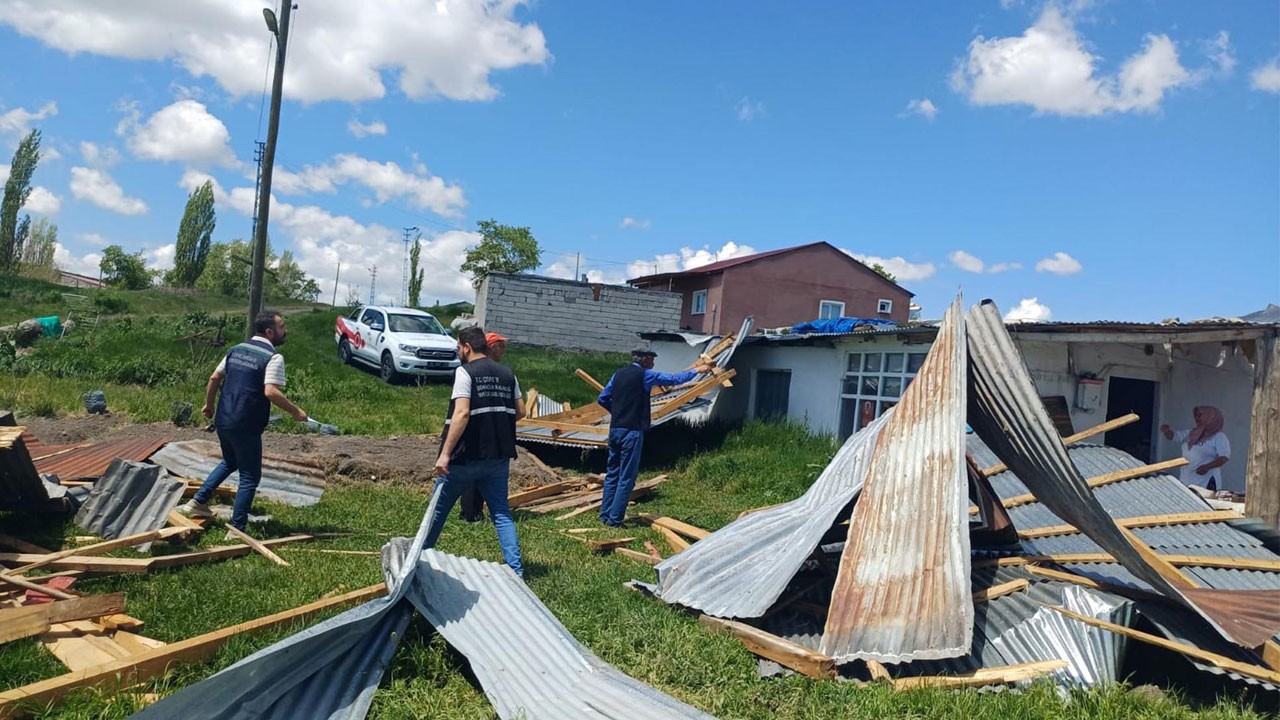 Fırtına dehşeti! 8 ev ve 3 ahırın çatısı uçtu