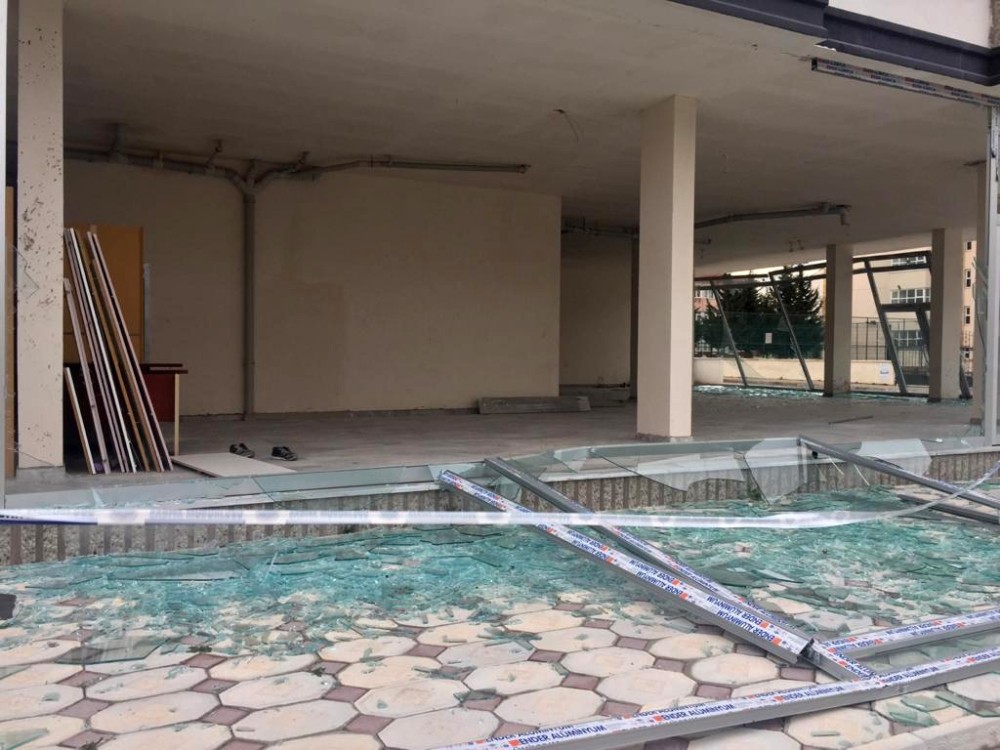 Fırtına hayatı felç etti: İşyerinin camları indi, çatılar uçtu 
