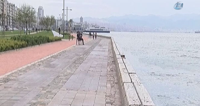 Fırtına İzmir'i vurdu