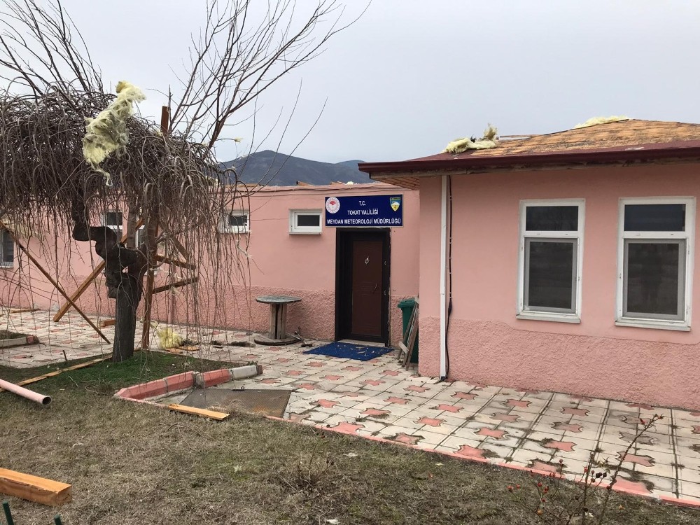 Fırtına meteoroloji binasının çatısını uçurdu 