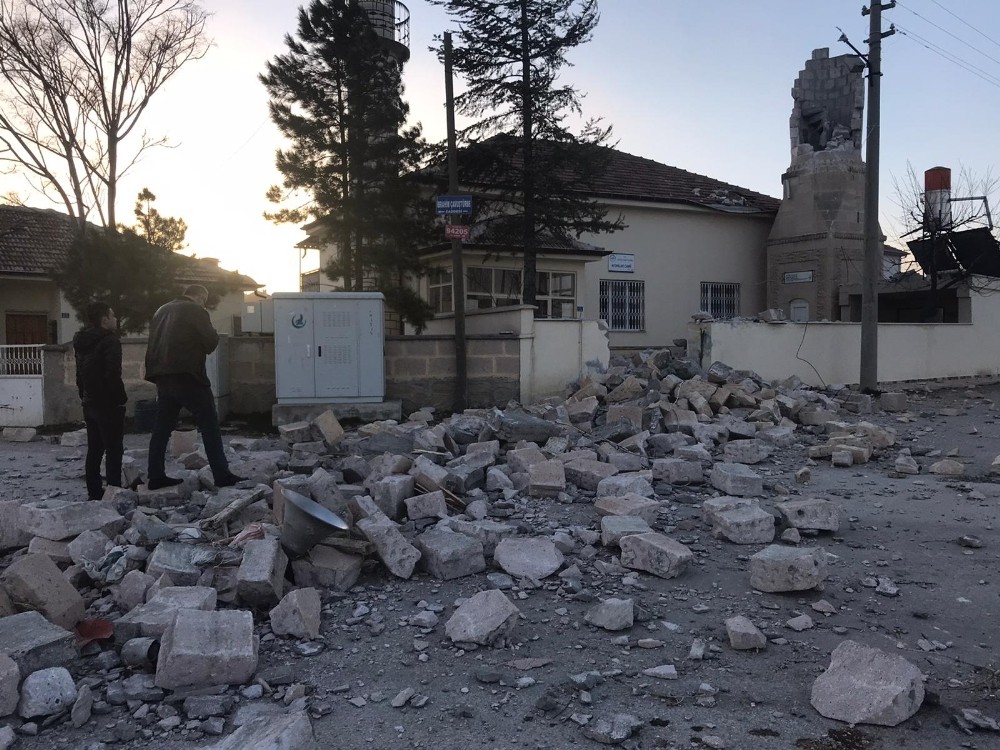 Fırtına minareleri devirdi, çatıları uçurdu 