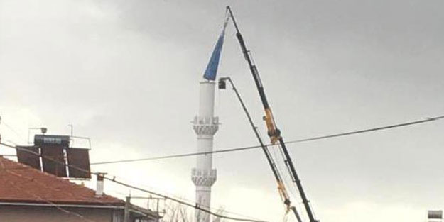 Fırtına minarenin külahını yana yatırdı