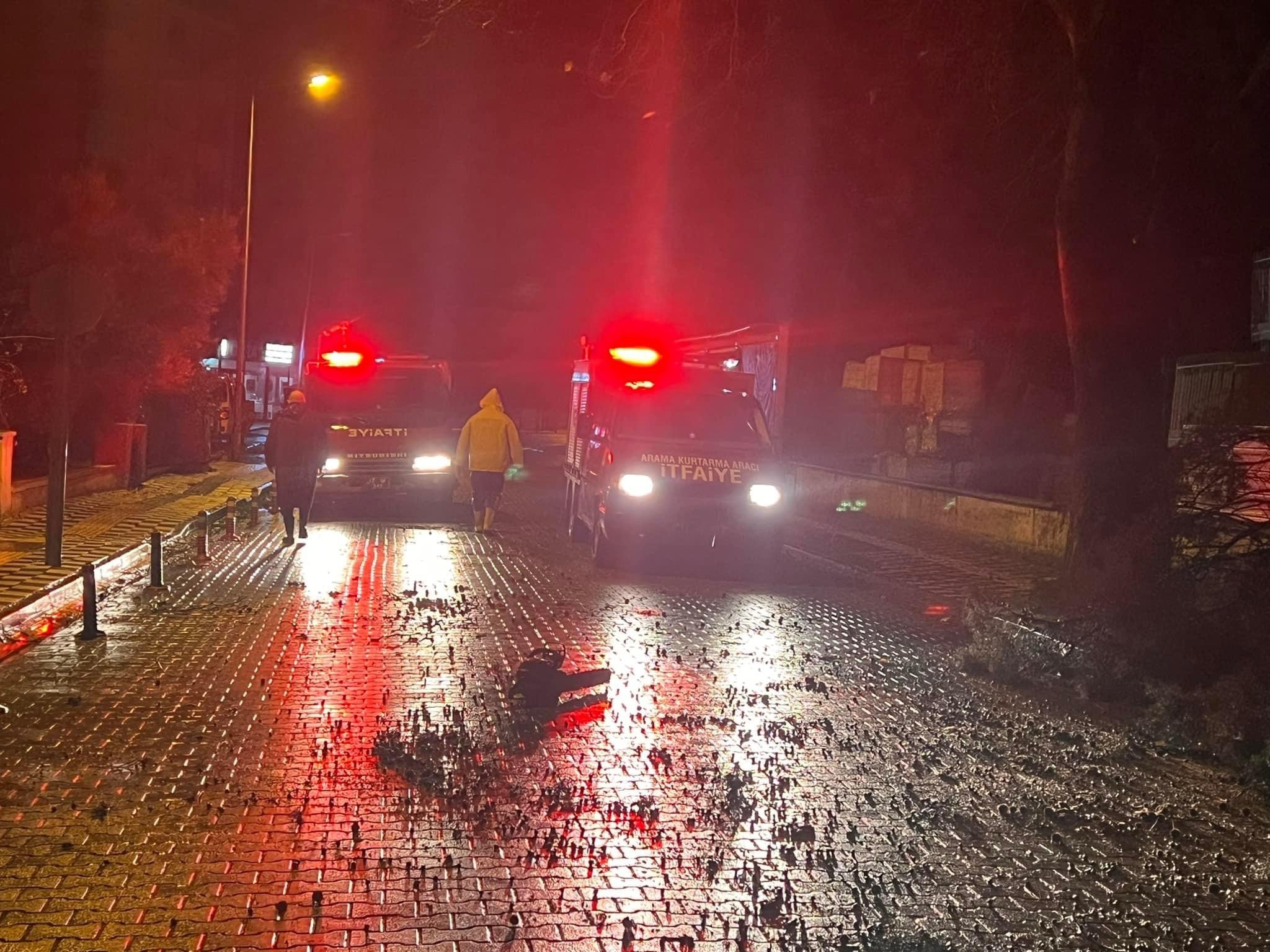 Fırtına nedeniyle ağaç devrildi, kapanan yol belediye ekiplerince açıldı