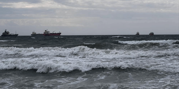 Fırtına nedeniyle dev dalgalar oluştu