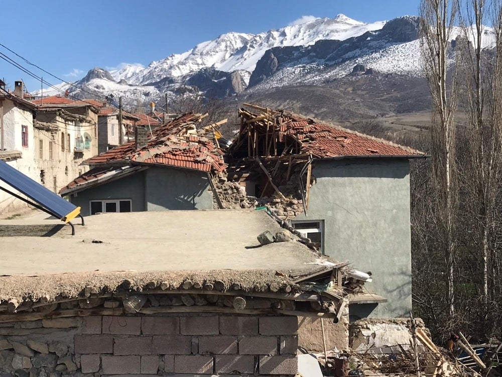 Fırtına nedeniyle evin üzerine minare devrildi 