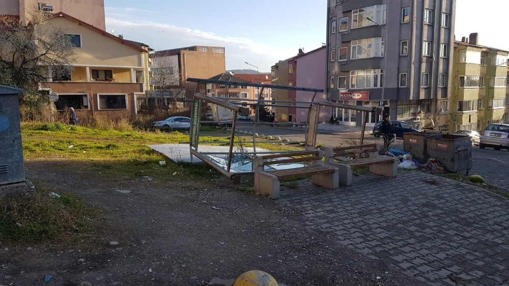 Fırtına otobüs durağını devirdi 