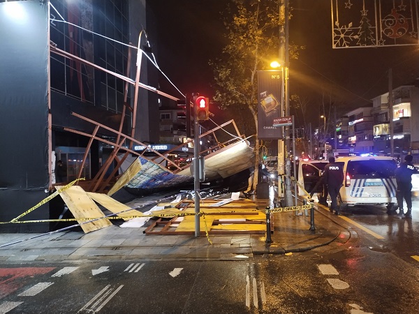 Fırtına panelleri savurdu! İstanbul'da faciadan dönüldü