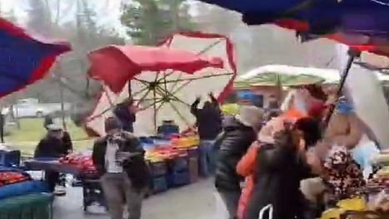 Fırtına pazarcılara zor anlar yaşattı!