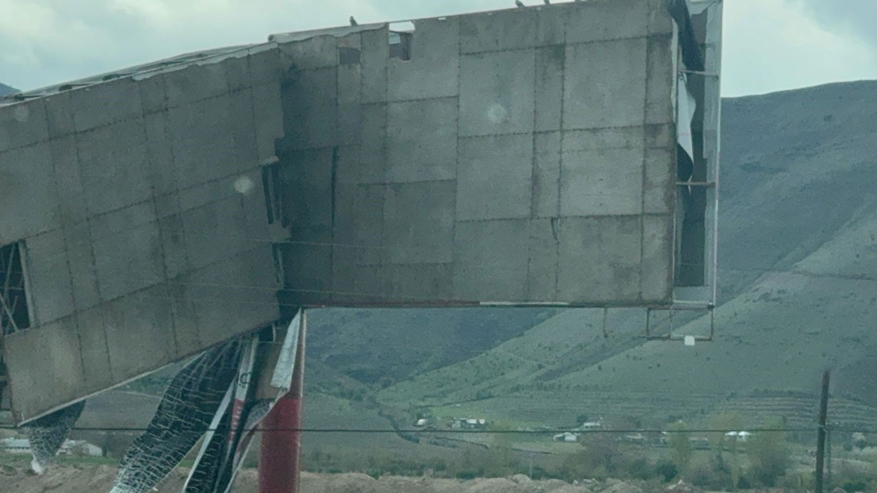 Fırtına reklam panolarını yerle bir etti