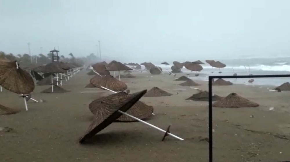 Fırtına sahilde sağlam şemsiye bırakmadı 