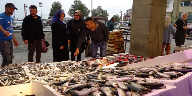 Fırtına tezgahları vurdu! Balık fiyatları ikiye katladı