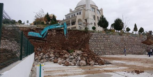 Fırtına ve yağmur nedeniyle bir okulun istinat duvarı çöktü