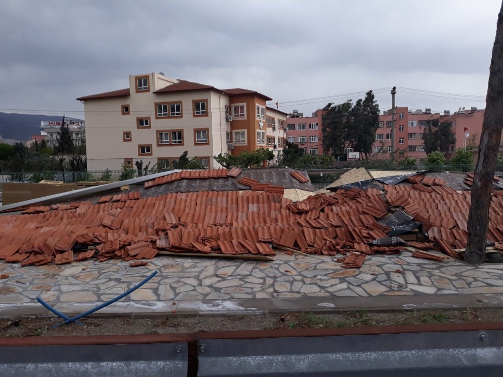 Fırtına yapımı süren kafeyi yıktı 