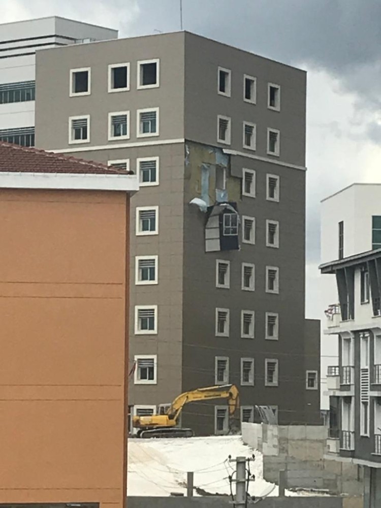 Fırtına yeni hastane inşaatını vurdu 