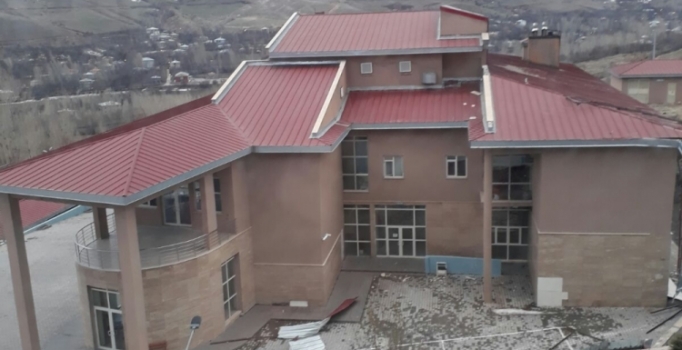 Fırtına yurt binasının çatısını uçurdu