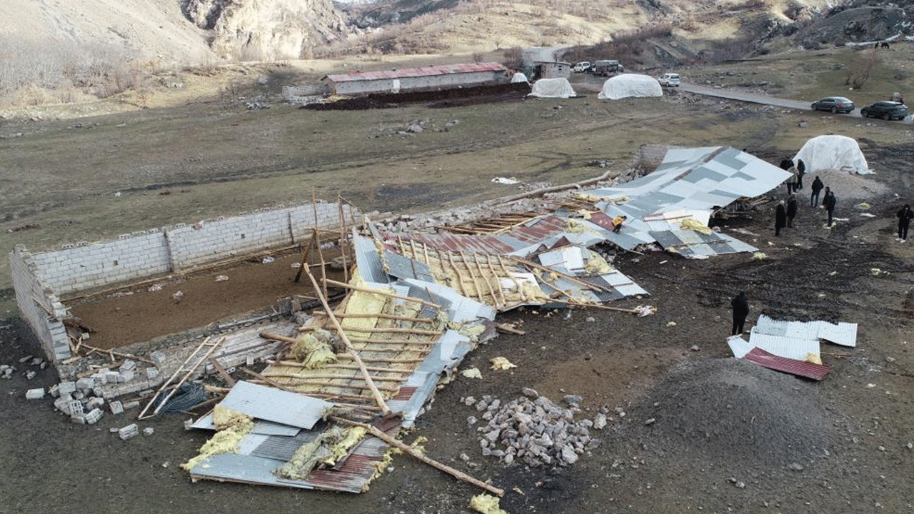 Fırtına yüzünden çatı uçtu, 11 hayvan telef oldu