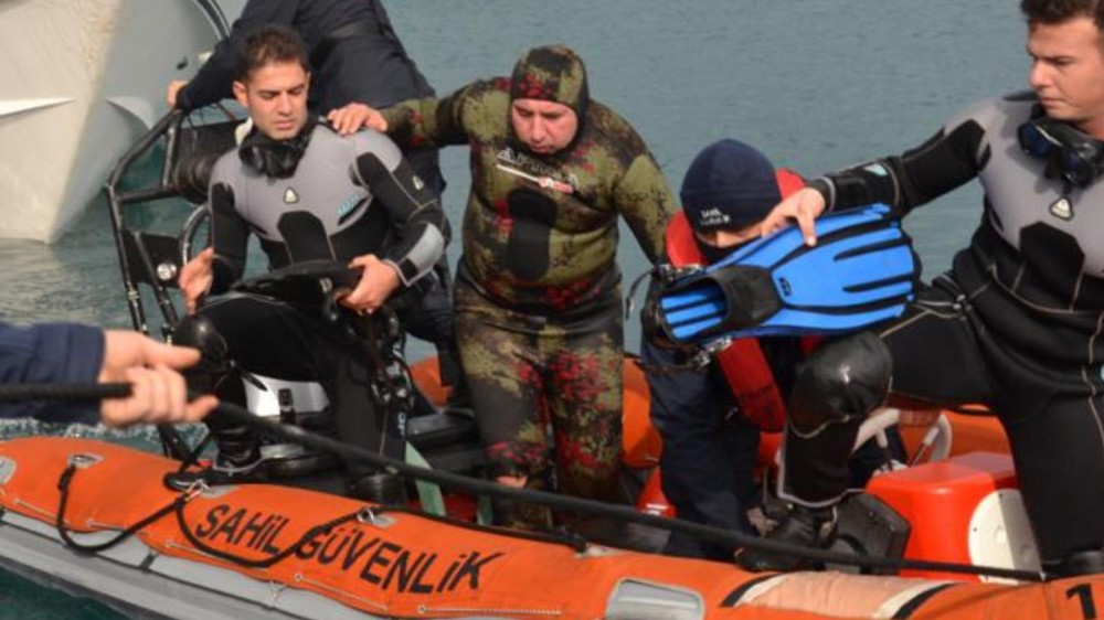 Fırtınada balık avına çıkan baba oğlu sahil güvenlik kurtardı 