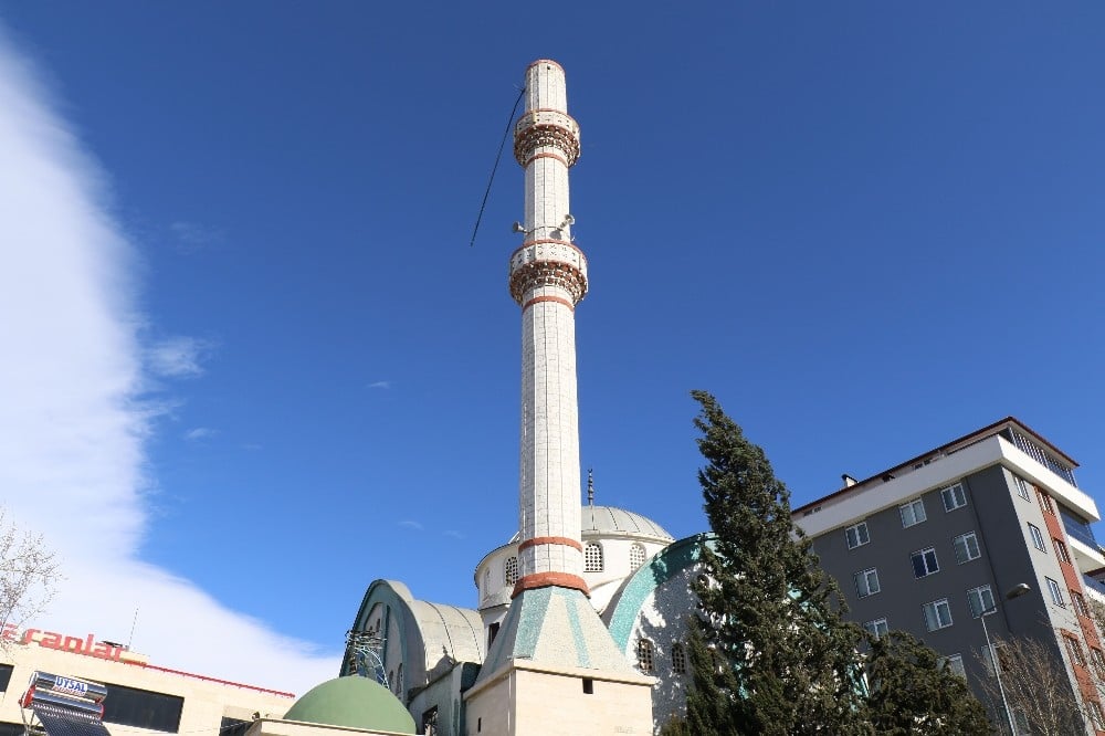 Fırtınada yıkılan minarenin külahı yerine takıldı 