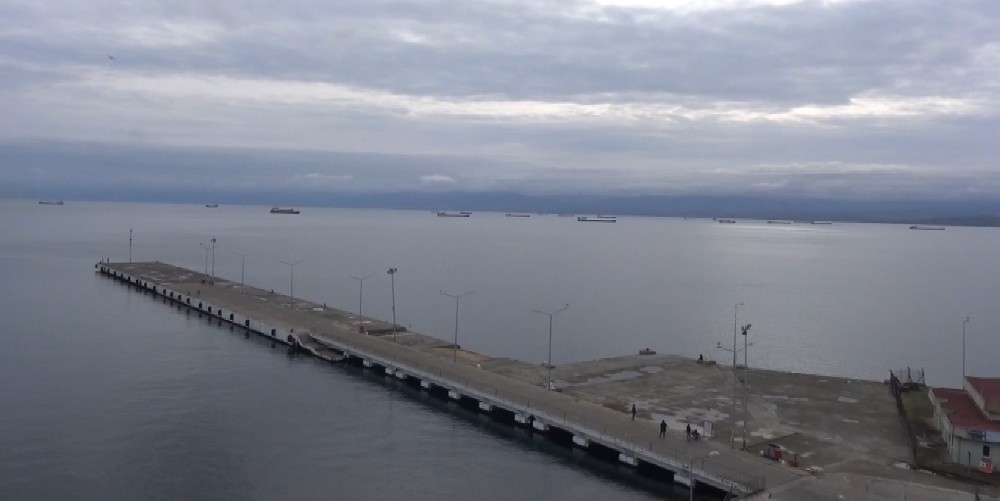 Fırtınadan kaçan gemiler Sinop Limanı’na sığındı 