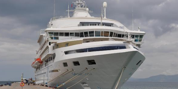 Fırtınaya aldırış etmeden 150 turisti Kuşadası'na indirdi