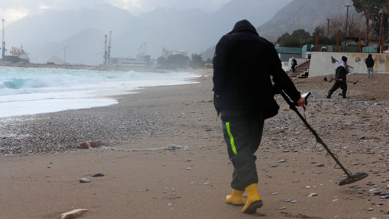 Fırtınaya aldırış etmediler! Dev dalgalara inat define aradılar