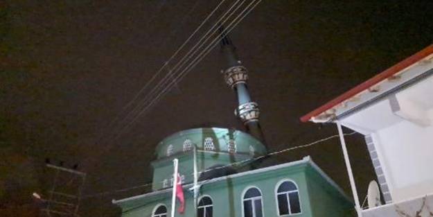 Fırtınaya dayanamayan minare yan yattı!