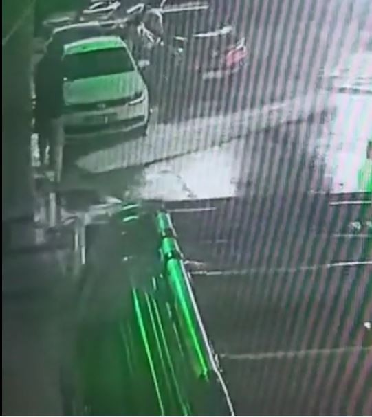 Fırtında çatıdan düşen sacın altında kalmaktan saniyelerle kurtuldu 