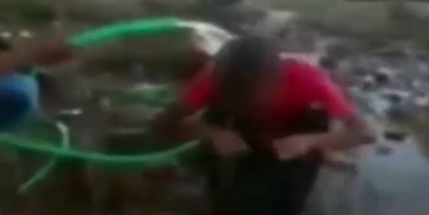 Fıstık çalan çocuğa inanılmaz ceza! Hortumla ıslatarak dövdü