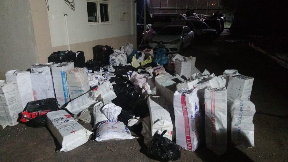 Fıstık çuvalları arasındaki binlerce paket kaçak sigara ile tütün ele geçirildi 