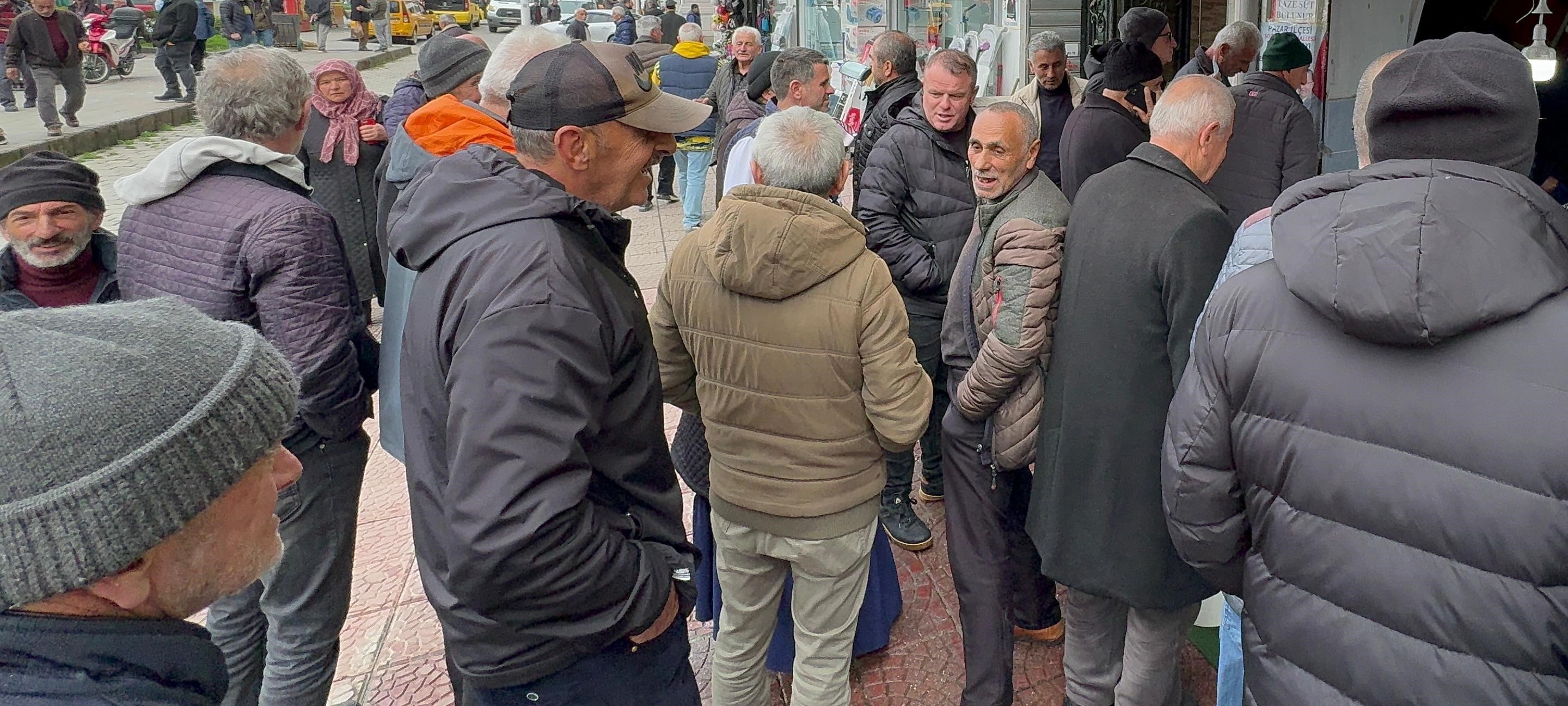 Fiyatı 75 TL'den tam 25 TL'ye düştü! Metrelerce kuyruk oluştu!