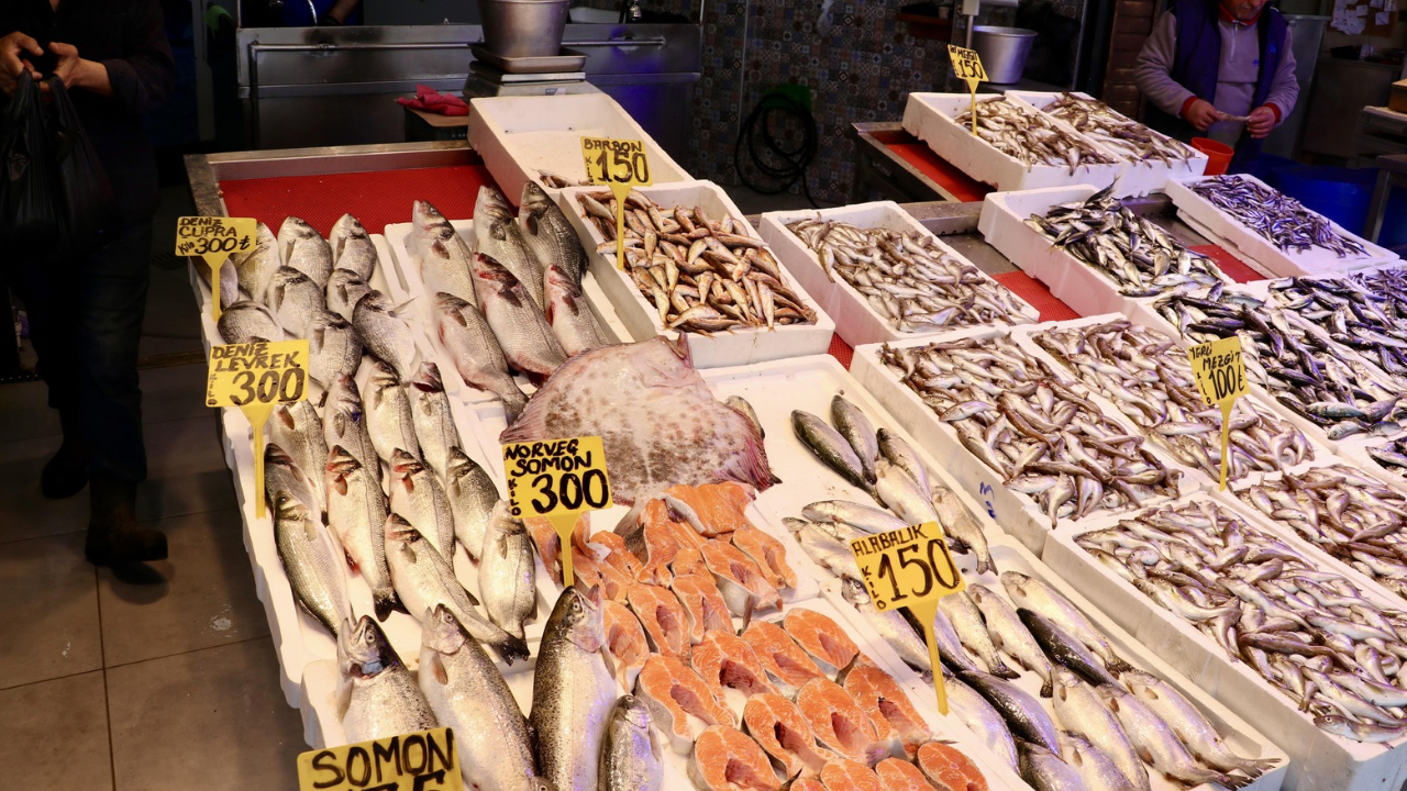 Fiyatını duyan vatandaşlar balıkçı tezgahlarına koştu: Kilosu…