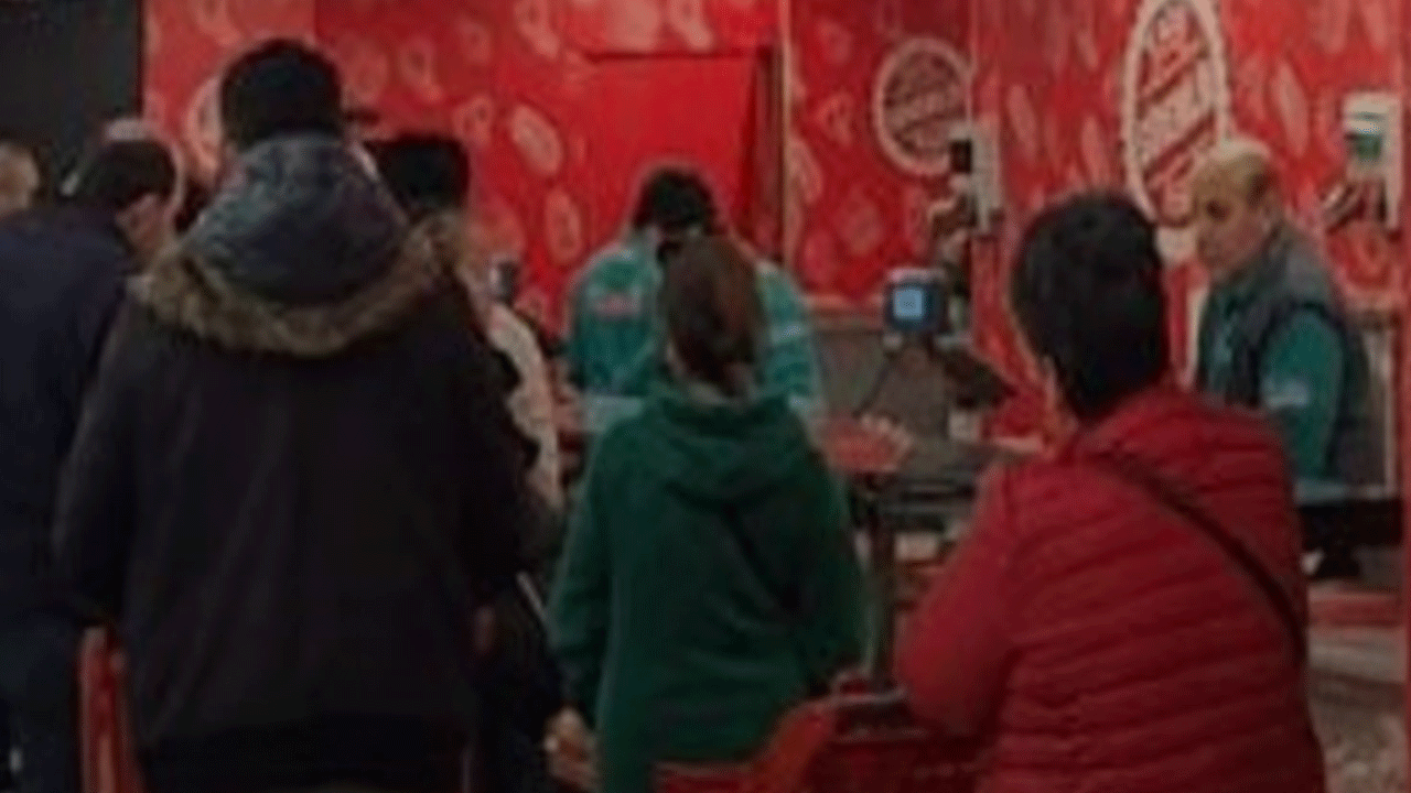 Fiyatlar yarı yarıya düştü: Vatandaşlar uzun kuyruklar oluşturdu!