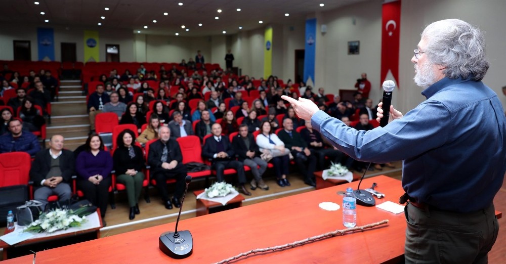 Fizik Profesörü Avcı’dan “Yalnız Mıyız? Dünya Dışı Yaşam Arayışı” konferansı 