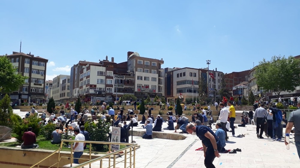 Fiziksel mesafeli 2. cuma namazı kılındı 