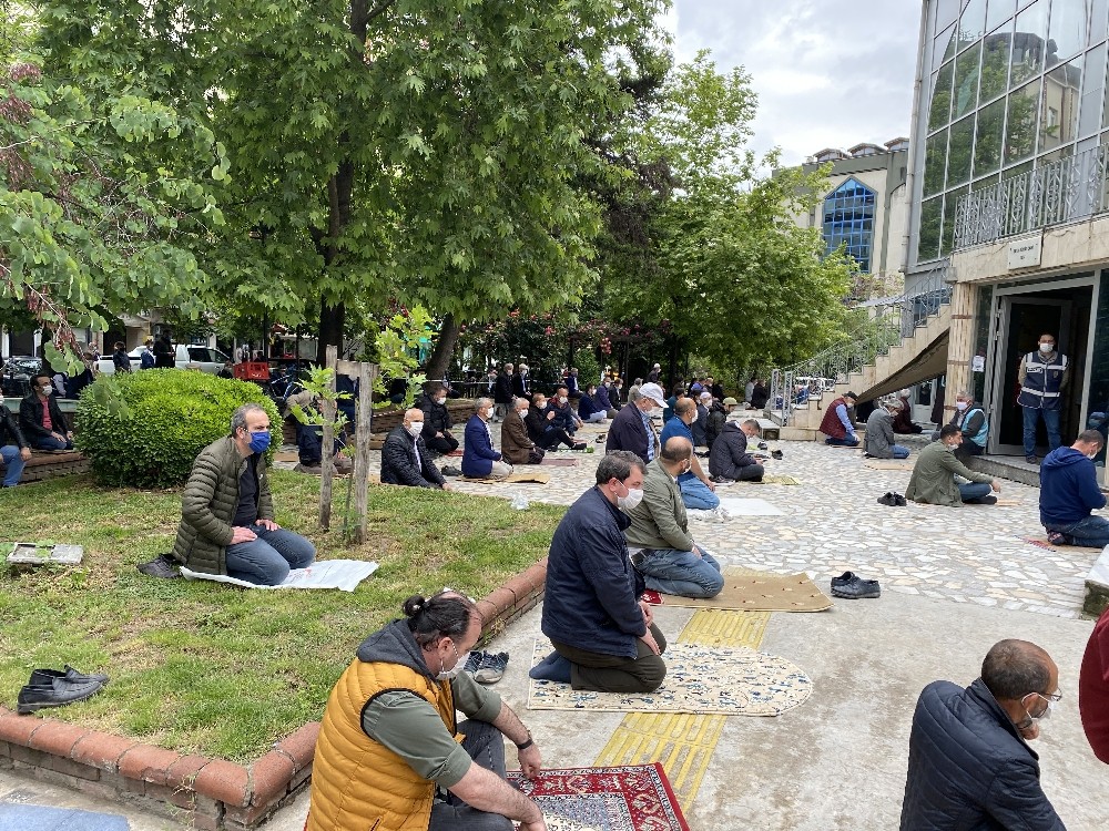 Fiziksel mesafeli cuma namazı 