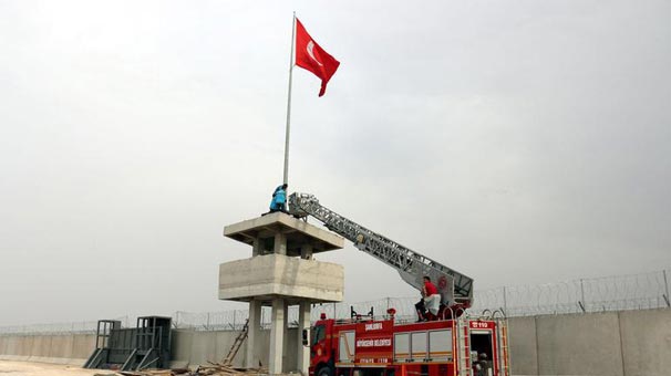 Flaş açıklama! Sınırdaki Türk bayrağının yeri değiştirildi