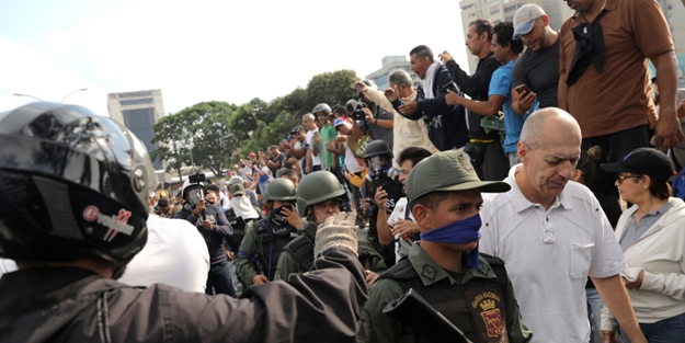 Flaş iddia: Darbeci askerler Venezuela'dan kaçtı!