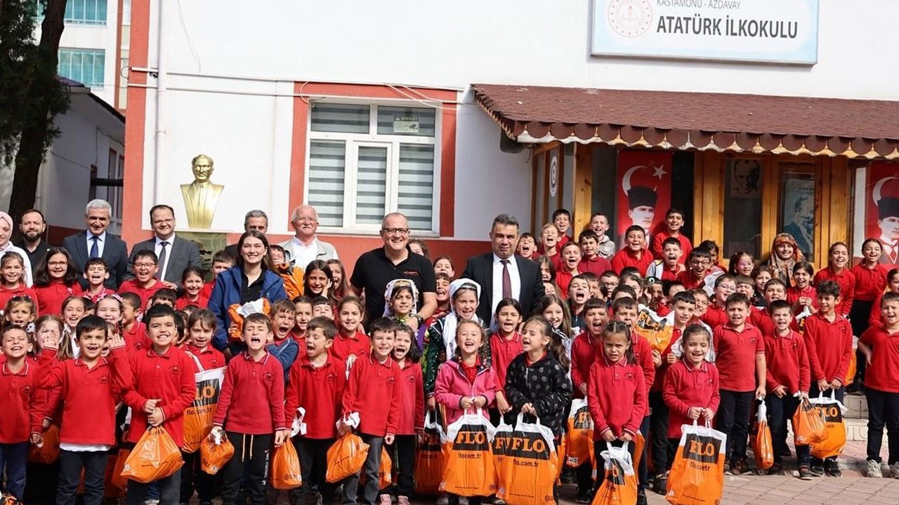 FLO 303 öğrencinin daha yüzünü güldürdü! Hediyeler dağıtıldı