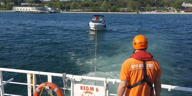 Florya açıklarında sürüklenen tekne kurtarıldı