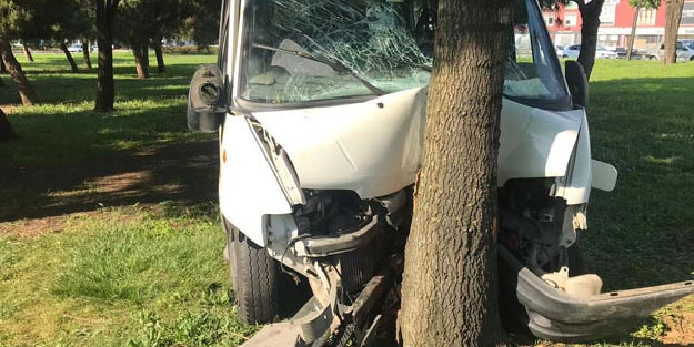 Florya'da servis aracı ağaca çarptı! Yaralılar var