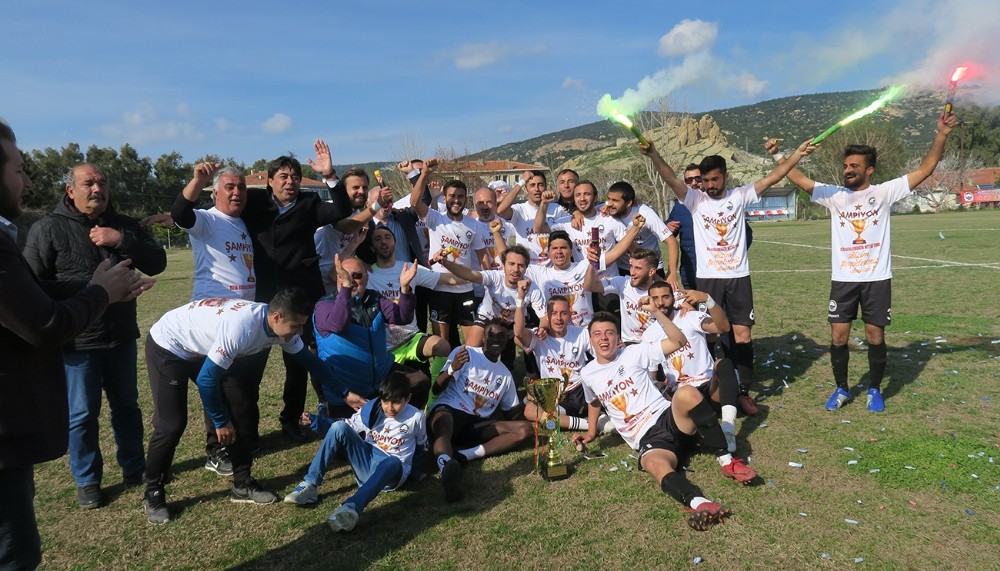 Foça Belediyespor, kupasını aldı 