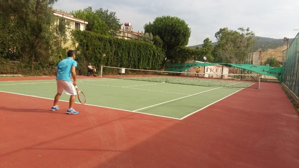 Foça’da 15 Temmuz kapsamında tenis turnuvası 