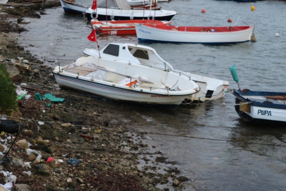 Foça’da fırtına, tekneleri batırdı 