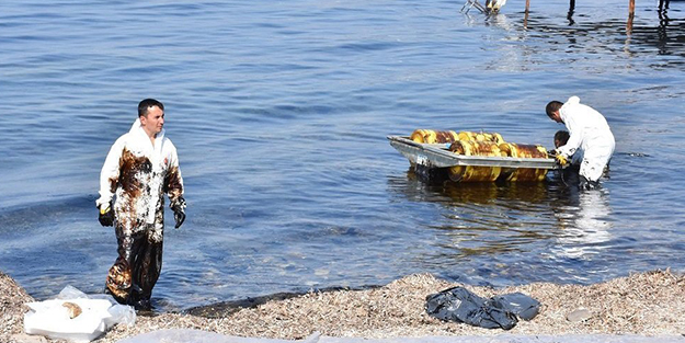 Foça'da petrol sızıntısı paniği!